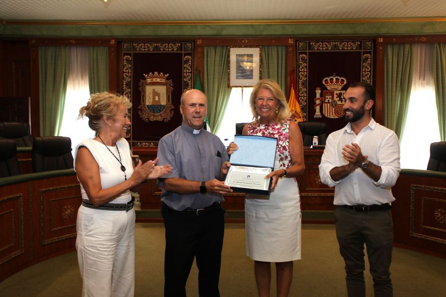 Imagen de la noticia La alcaldesa entrega una placa de reconocimiento…