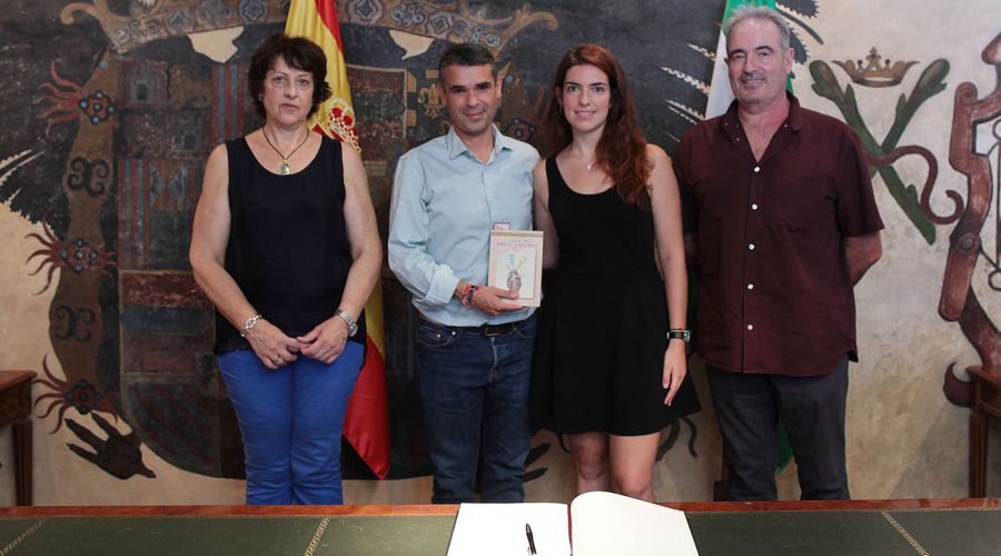El alcalde de Marbella recibe a la autora del poemario ‘Sístole y Aparte’, María Mesa Sedeño