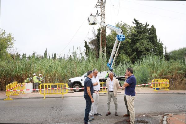 Marbella elimina siete torres de media tensión en la zona de Golden Beach para mejorar la seguridad y liberar nuevos espacios públicos