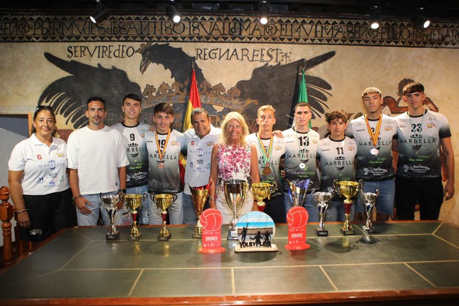 Imagen de la noticia La alcaldesa recibe a jugadores del CD Costa del…