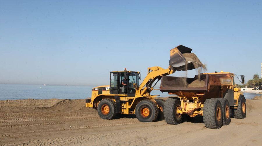 El Ayuntamiento acomete trabajos de mejora en la playa de La Bajadilla con un aporte de más de 2000 metros cúbicos de arena