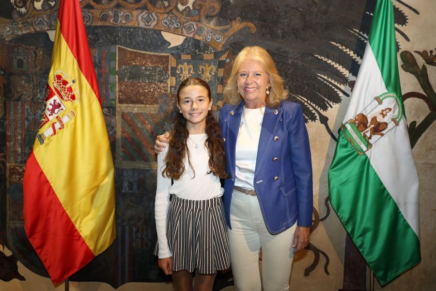 Imagen de la noticia La alcaldesa recibe a la joven golfista Martina T…
