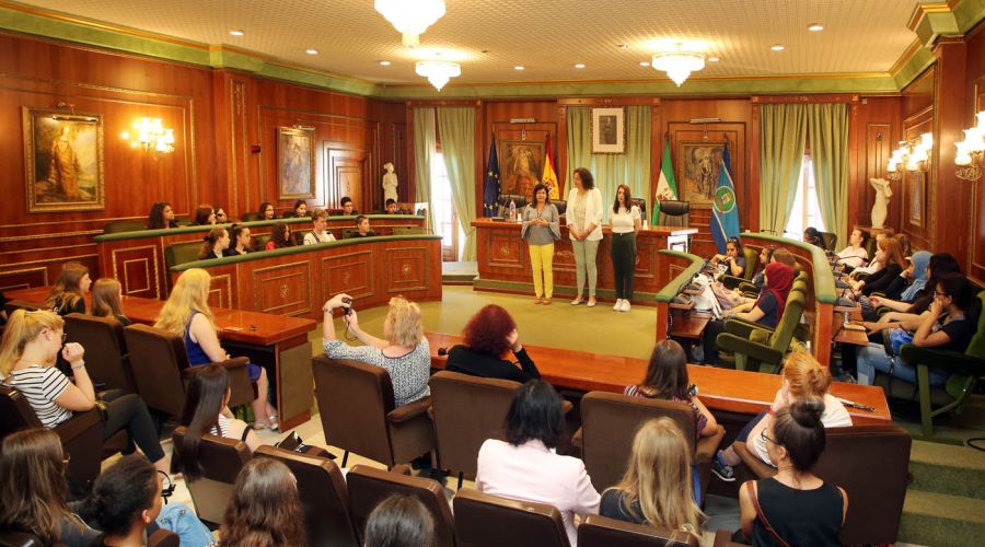 Alumnos de institutos de Finlandia, Escocia, Austria y Alemania que participan en un intercambio educativo con el IES Sierra Blanca visitan el Ayuntamiento