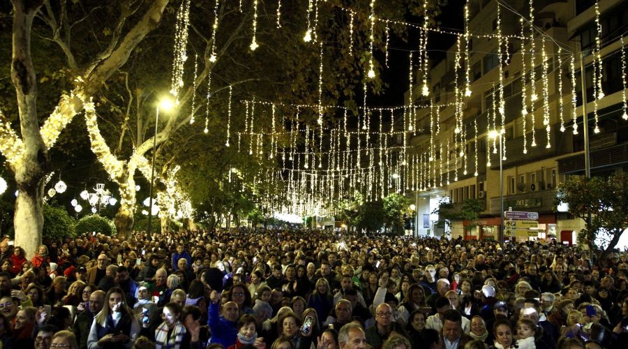 Miles del personas disfrutan en las calles del arranque de la Navidad en Marbella y San Pedro Alcántara