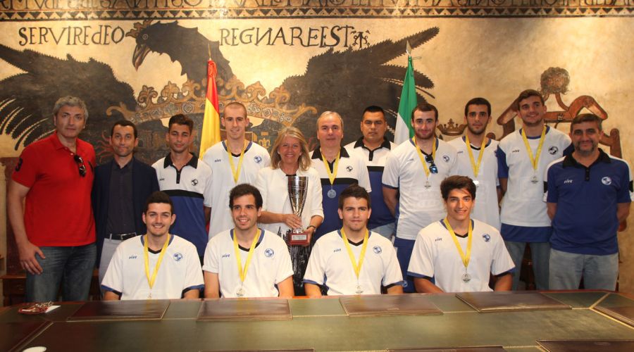La alcaldesa felicita al equipo del CB Marbella que ha ganado la Liga Provincial Sub22