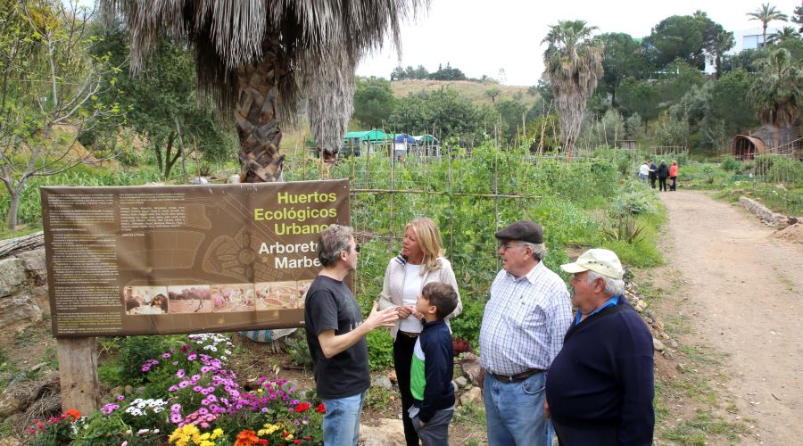 La alcaldesa visita la Fundación Arboretum, que ya cuenta con 80 huertos urbanos
