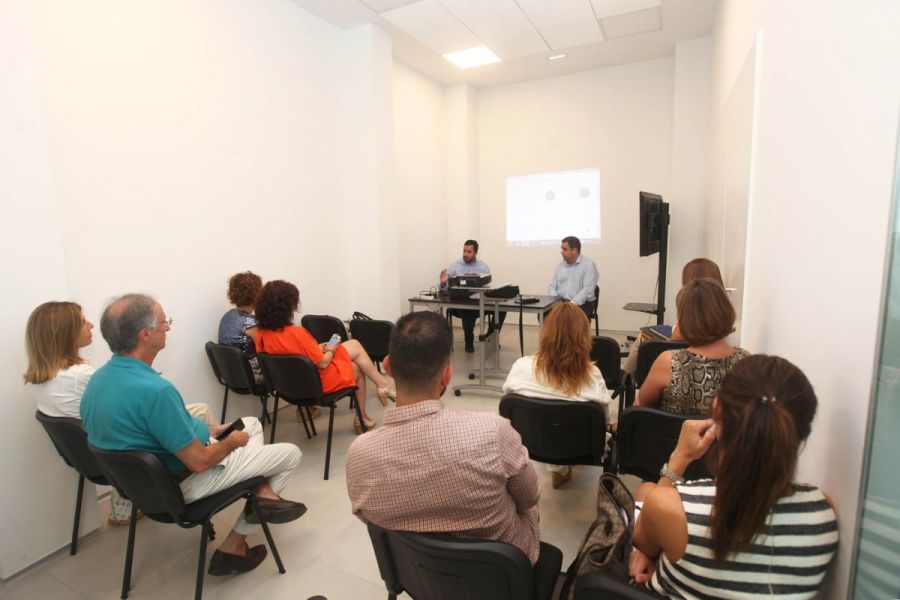 Imagen de la noticia El Ayuntamiento aborda con empresarios y comercia…