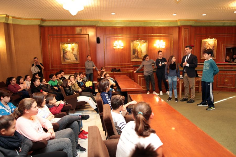 Imagen de la noticia Alumnos del IES Victoria Kent han visitado hoy el…