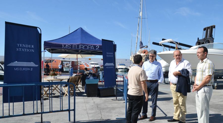 El crucero MV Europa 2 con más de 500 pasajeros fondea en Marbella durante la jornada de hoy