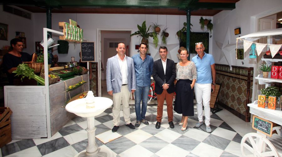 El alcalde ha asistido a la apertura de un nuevo establecimiento comercial en el casco antiguo de Marbella