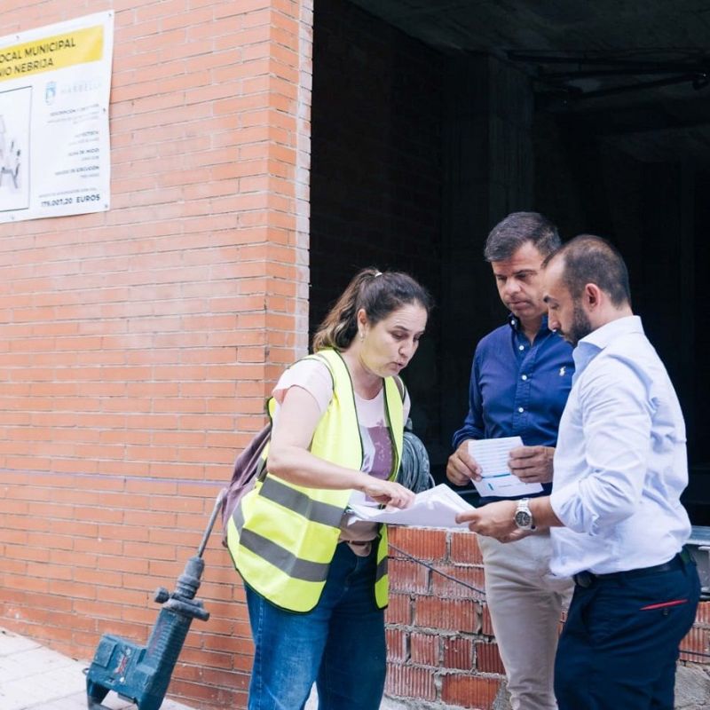 El Ayuntamiento inicia la reforma integral de un local municipal ubicado en el pasaje peatonal entre la avenida General López Domínguez y Antonio Nebrija para que albergue un espacio multiusos