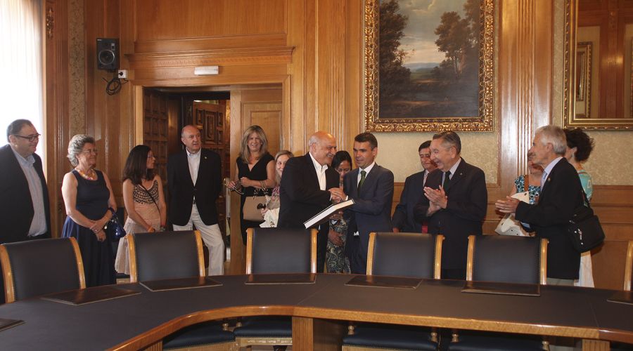 El alcalde recibe en el Ayuntamiento a los miembros del Consejo General de la Abogacía Española