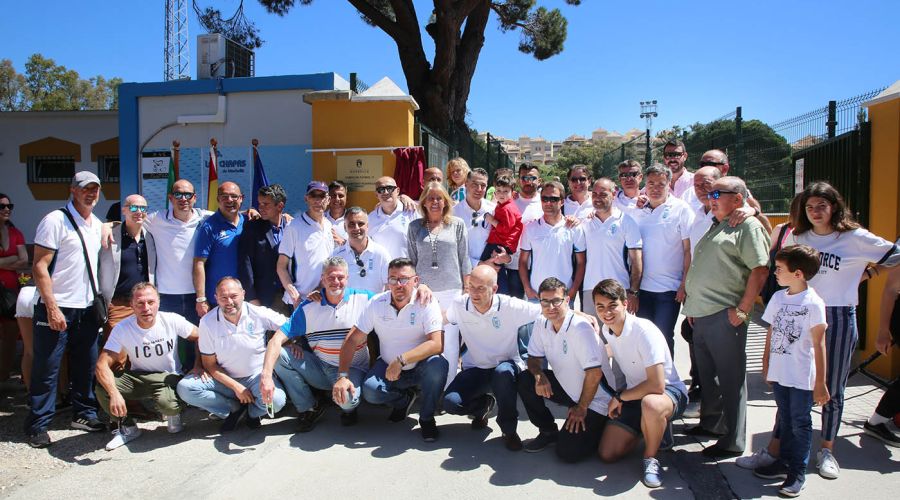 Marbella rinde un merecido homenaje a Juan Antonio Rodríguez ‘El Chino’ con el descubrimiento de una placa con su nombre en el campo de fútbol 11 de Las Chapas
