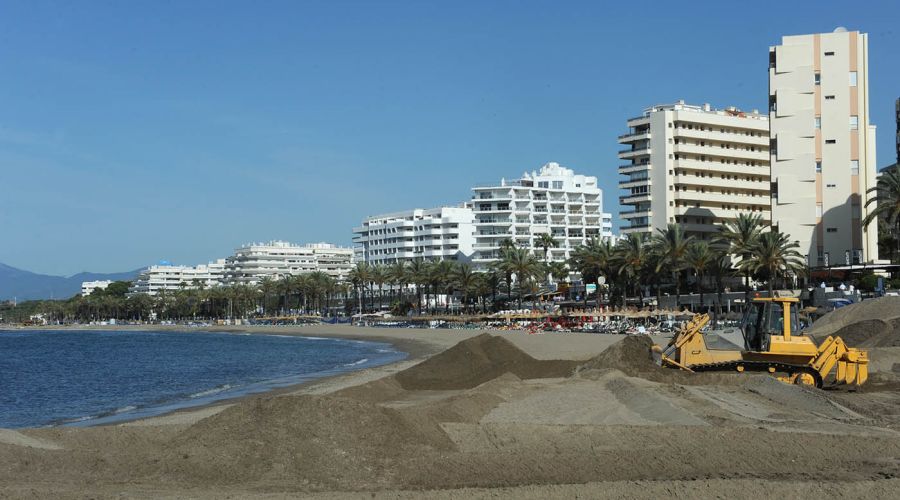 Las playas de La Fontanilla y San Pedro Alcántara reciben 14.000 metros cúbicos de aportes de arena para afrontar la temporada estival en estado óptimo