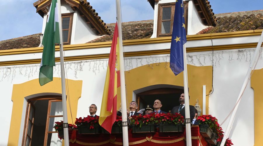 La ciudad celebra el Día de la Constitución con la tradicional izada de banderas en el Ayuntamiento y la Tenencia de Alcaldía de San Pedro Alcántara
