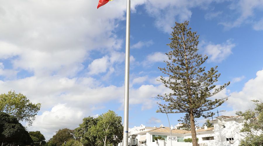 El Ayuntamiento rinde homenaje a las víctimas del Covid con una izada de la bandera nacional instalada en la rotonda del bulevar Príncipe Alfonso de Hohenlohe