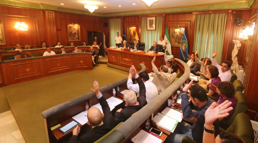 El Ayuntamiento aprueba iniciar el procedimiento para nombrar hijos adoptivos de Marbella a Manolo Santana, Vicente del Bosque y Sergio Scariolo