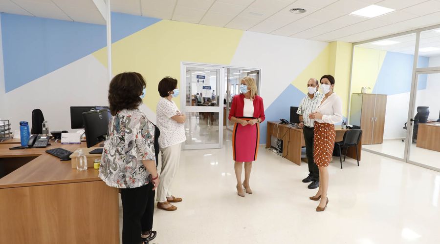 La alcaldesa destaca que las nuevas  dependencias de Contratación y Recaudación, en la antigua biblioteca municipal, permitirán “mejorar la atención al ciudadano y la prestación de servicios públicos”