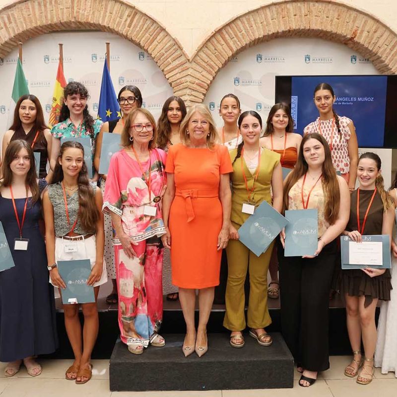 La alcaldesa destaca la labor de AMUM en favor de la educación durante la entrega de sus 14 becas universitarias a estudiantes de Marbella