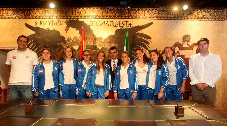 El regidor recibe al equipo femenino del Club Waterpolo Marbella, reciente subcampeón de Andalucía