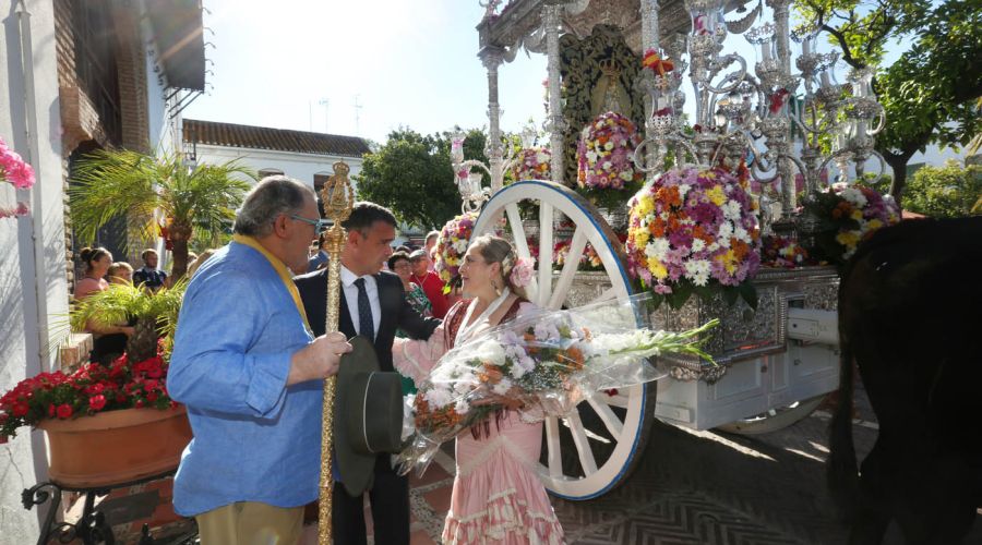 Ofrenda floral a la Hermandad del Rocío de Marbella en su caminio a la Aldea del Rocío