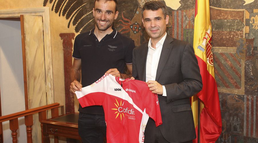 El alcalde subraya la perseverancia y la trayectoria deportiva del ciclista marbellí Luis Ángel Maté, uno de los 15 españoles participantes en el Tour de Francia