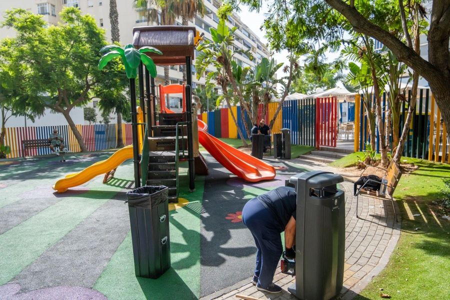 Imagen de la noticia El Ayuntamiento renueva 149 papeleras en parques…