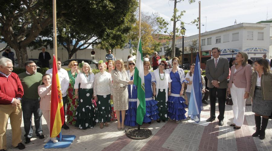 La alcaldesa asiste a los actos organizados por la Asociación de Vecinos Las Albarizas con motivo del Día de Andalucía