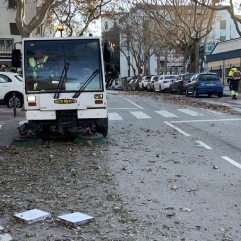 El Ayuntamiento despliega un dispositivo especial de limpieza con más de 60 operarios y de una veintena de barredoras para paliar los efectos del temporal