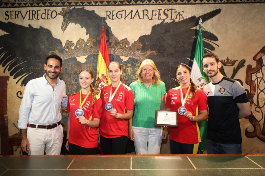 Imagen de la noticia La alcaldesa recibe a deportistas de tres clubes…