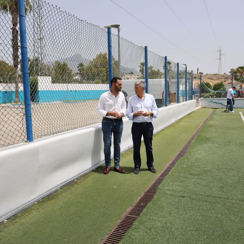 El Ayuntamiento instala un nuevo sistema de protección perimetral en el campo de fútbol 7 del anexo Juan José Almagro de San Pedro Alcántara