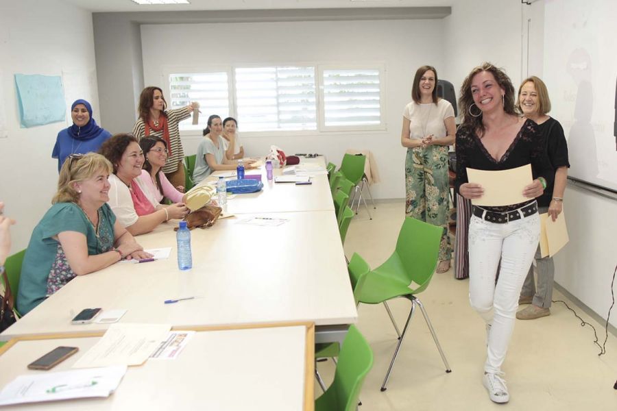 Imagen de la noticia Entrega de diplomas a las participantes de taller…