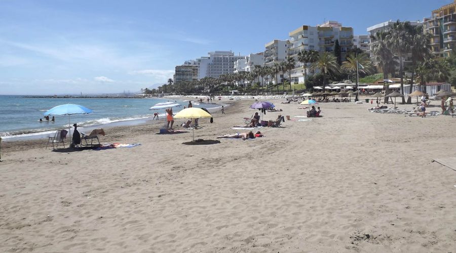 Los trabajos en las playas continúan en la zona de Casablanca tras el acondicionamiento de La Bajadilla