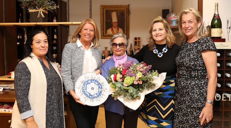 La alcaldesa entrega el Premio de Honor Marbella All Stars 2019 a la creadora del grupo de hostelería Goyo