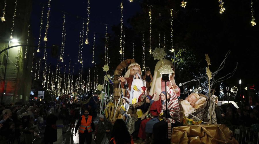 Los Reyes Magos de Oriente recorren las calles de Marbella y San Pedro Alcántara, recuperando sus tradicionales Cabalgatas tras la pandemia y acompañados de numerosos ciudadanos y visitantes