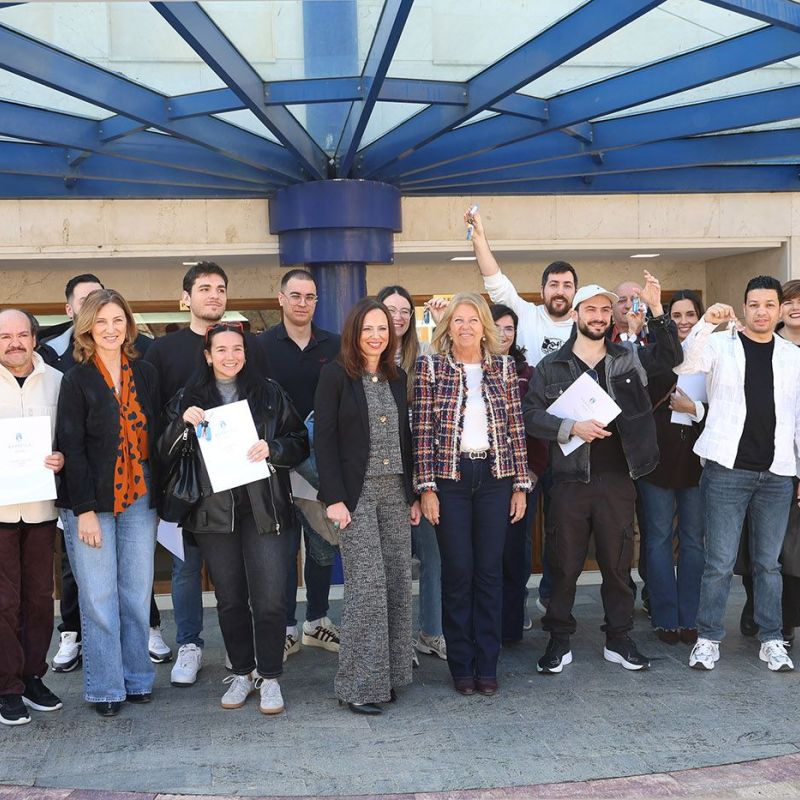 El Ayuntamiento y la Junta entregan las llaves de las primeras viviendas de alquiler para jóvenes de Marbella