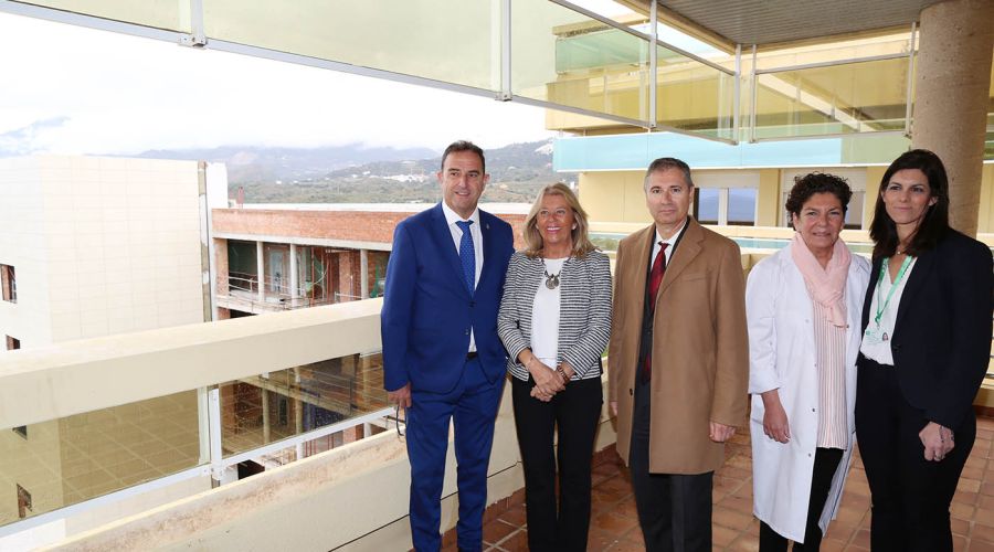 La alcaldesa traslada a la Junta de Andalucía una propuesta para que el Ayuntamiento gestione el aparcamiento del Hospital Costa del Sol