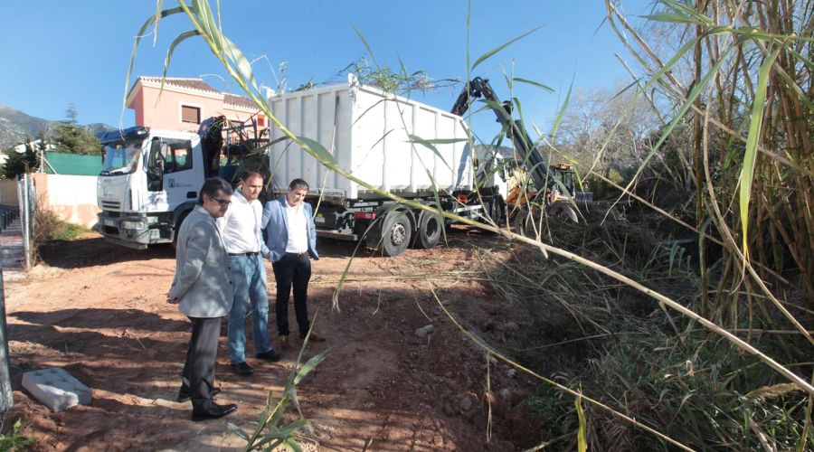 Los servicios operativos municipales trabajan en la limpieza del arroyo que discurre junto al colegio Vargas Llosa