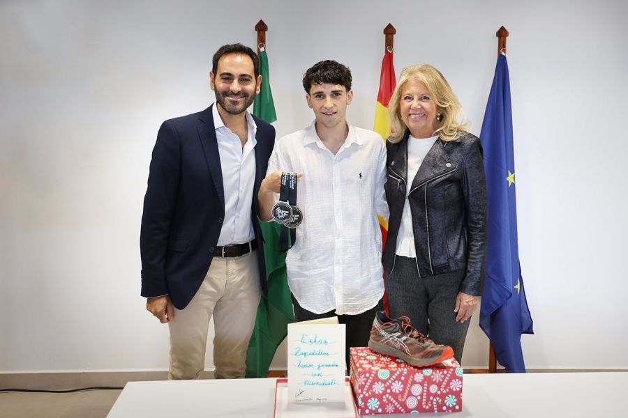 Imagen de la noticia La alcaldesa recibe al joven deportista Lucas Gám…
