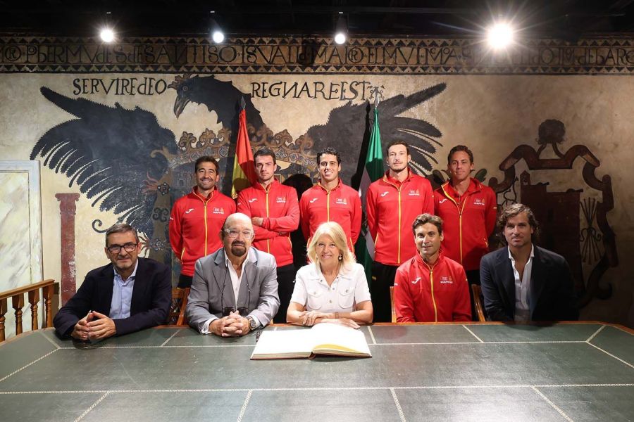 Imagen de la noticia La alcaldesa recibe en el Ayuntamiento al equipo…