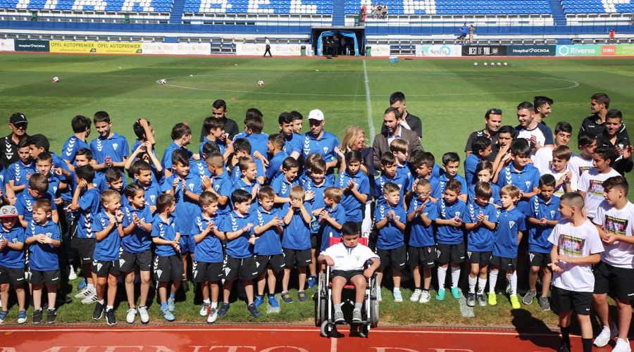 La alcaldesa acompaña a la cantera del Marbella FC en un acto previo al partido que ha enfrentado al primer equipo con el UCAM Murcia