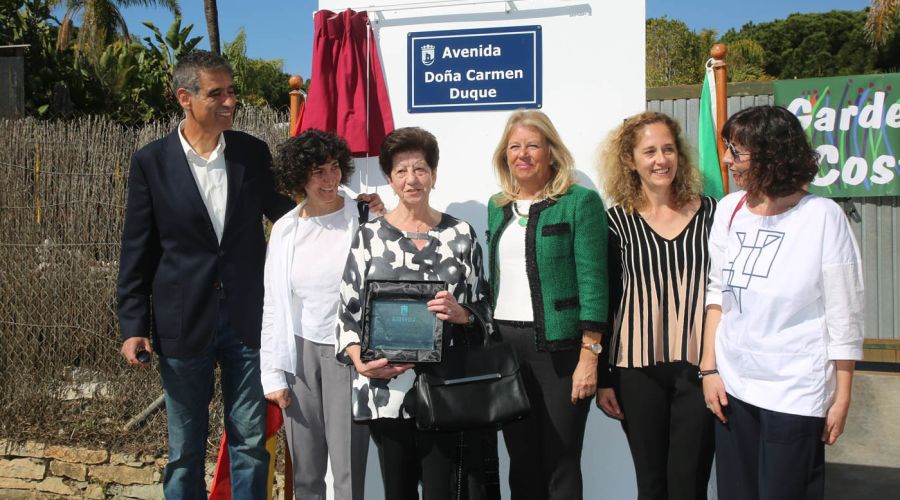 Marbella dedica una avenida a Carmen Duque, fundadora de la Guardería Los Naranjos y del Colegio Alborán, en reconocimiento a su trayectoria profesional y personal