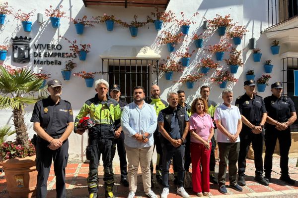 El Ayuntamiento guarda un minuto de silencio en recuerdo de las víctimas del incendio de Los Gallardos
