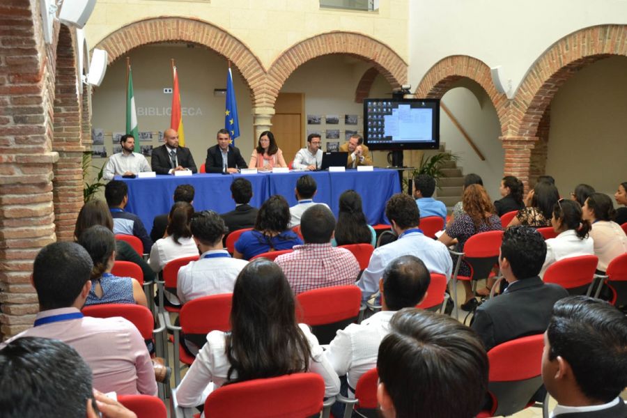 Imagen de la noticia El alcalde recibe a 50 estudiantes mexicanos que…
