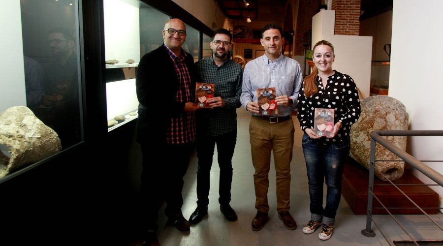 El Centro Cultural Cortijo Miraflores ha acogido la presentación del libro \"Nico y Lena. La cueva de la media luna\"